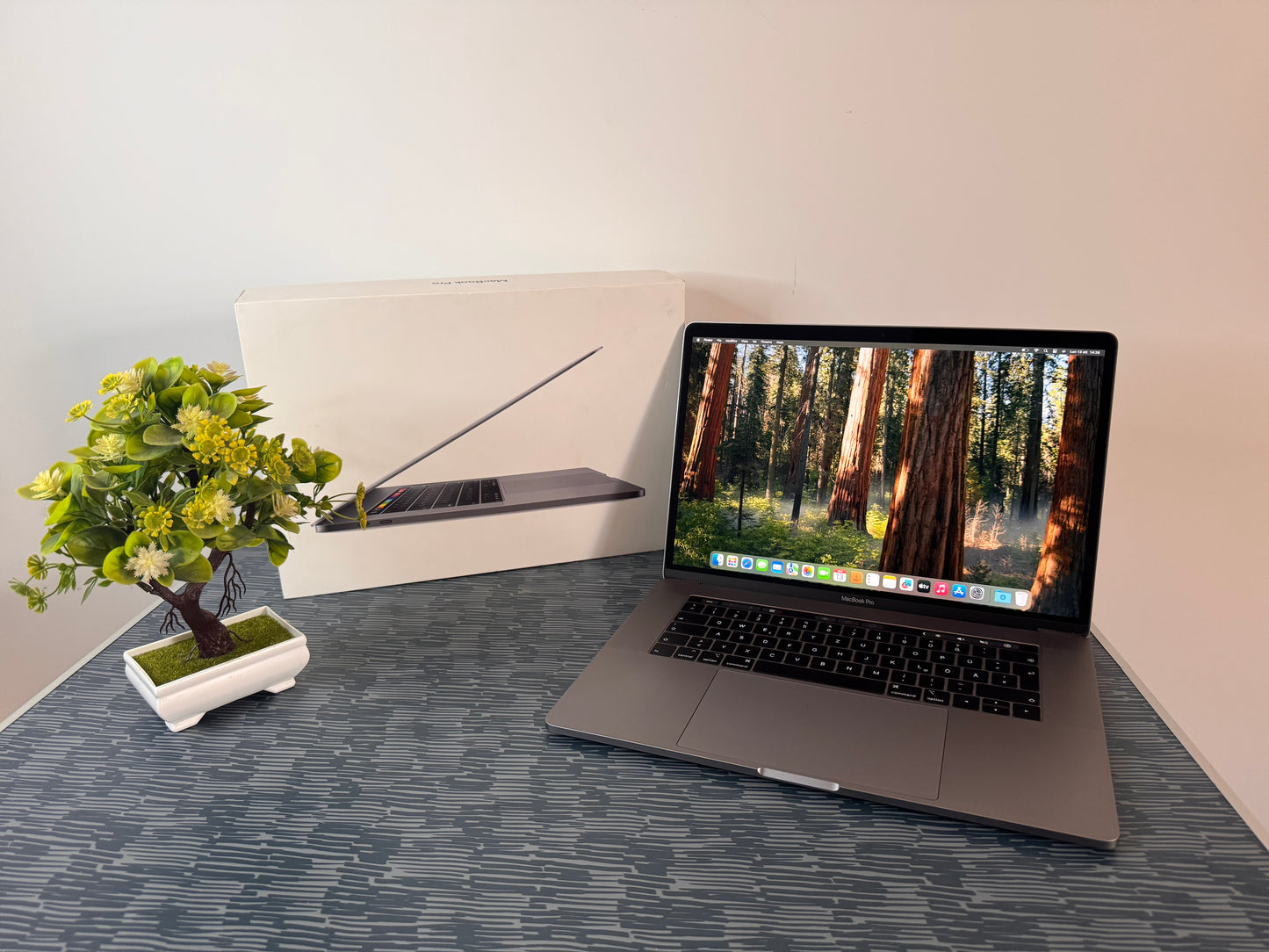 MacBook Pro (2019) [15,4", Retina, Touch Bar, Intel Core i7 2,6GHz, 16GB RAM, 256GB SSD, Intel UHD Graphics 630, AMD Radeon Pro 555X, Mac OS X] grigio
