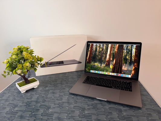 MacBook Pro (2019) [15,4", Retina, Touch Bar, Intel Core i7 2,6GHz, 16GB RAM, 256GB SSD, Intel UHD Graphics 630, AMD Radeon Pro 555X, Mac OS X] grigio