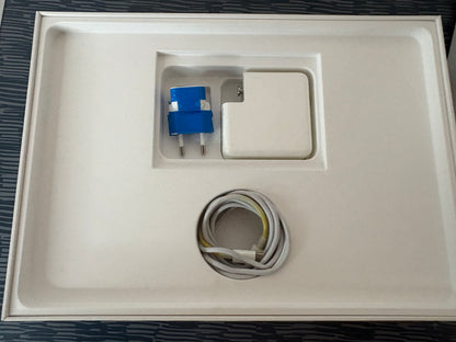 MacBook Pro (Mid 2018) [13,3", Touch Bar, Intel Core i5 2,3GHz, 8GB RAM, 256GB SSD, Intel Iris Plus Graphics 655, macOS] Grigio