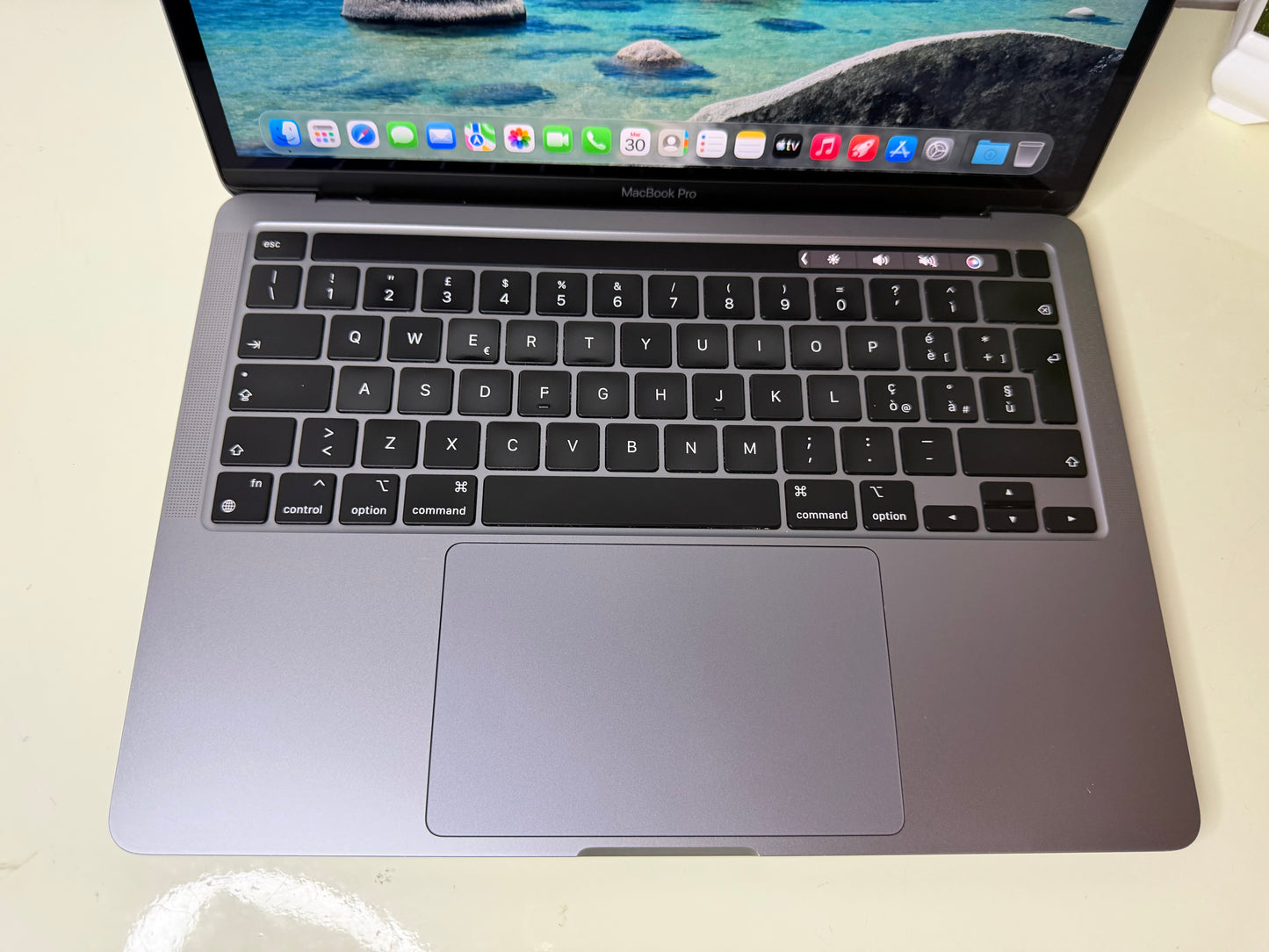 MacBook Pro (2020) M1 [13,3", Touch Bar, Apple M1 3,2GHz, 8GB RAM, 256GB SSD, Apple 8 Core, macOS] Grigio