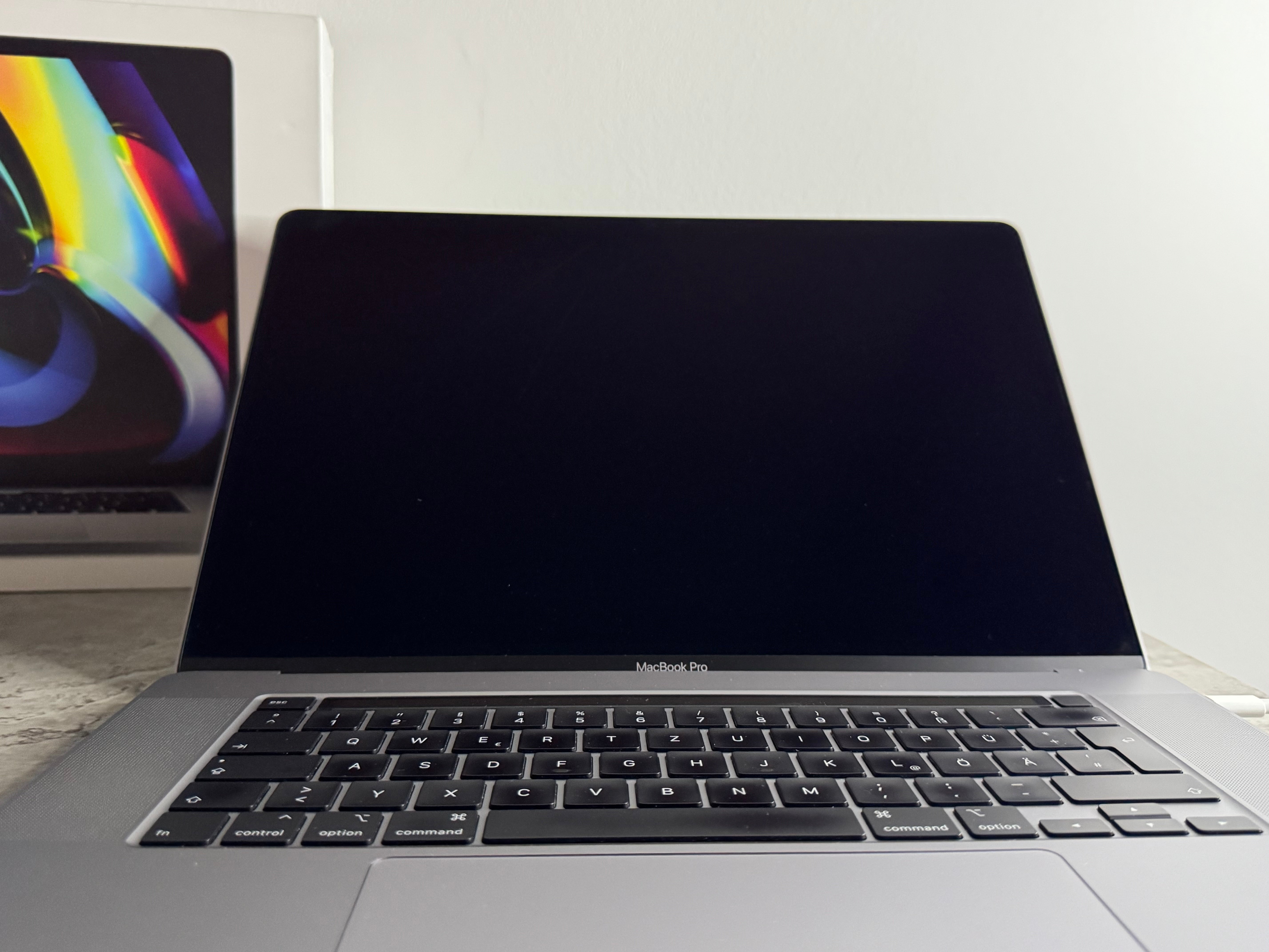 MacBook本体 MacBookPro 16 2019 i9/32GB/1TB/5500M/8GB Apple MacBook Pro 16