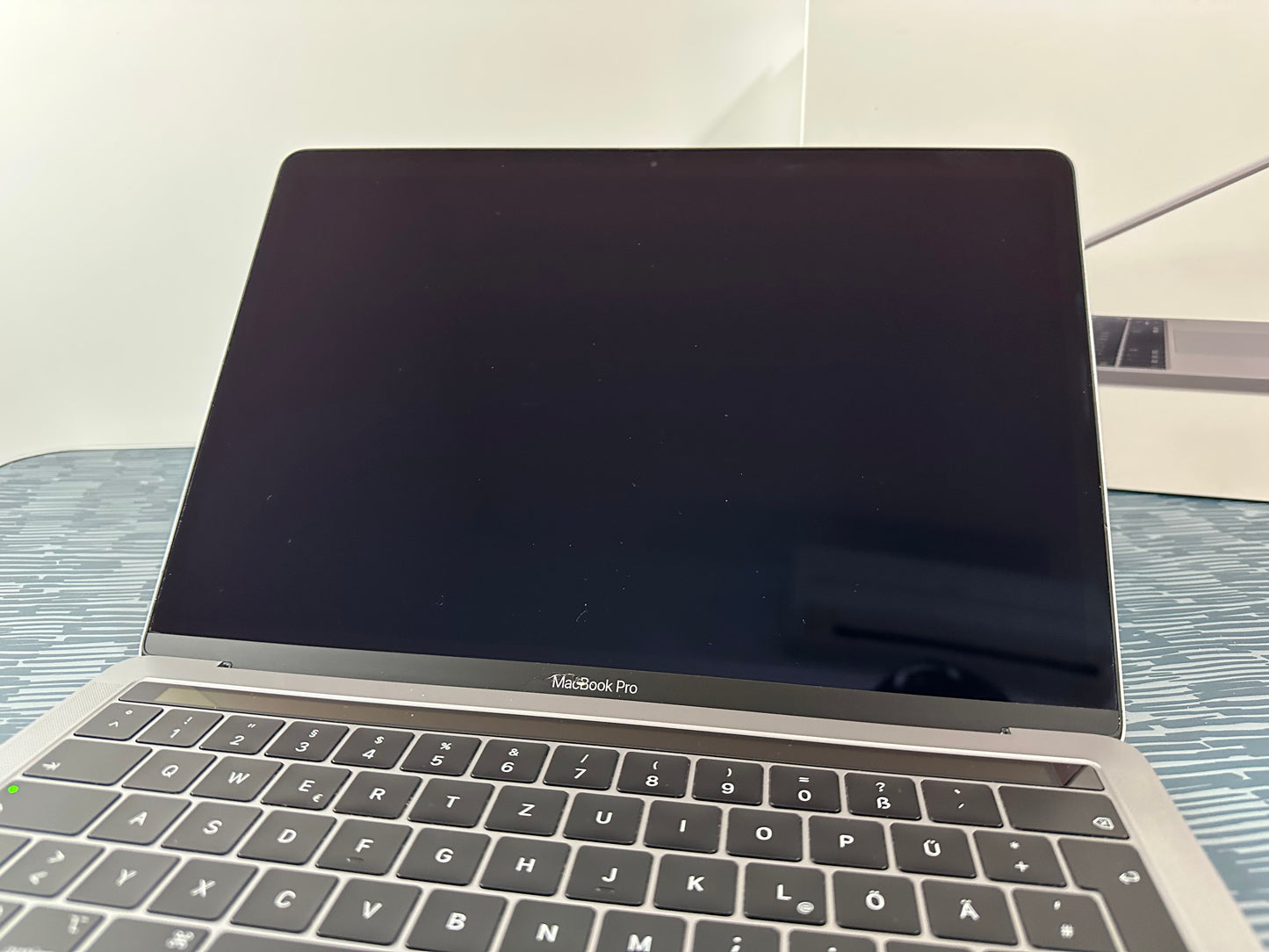 MacBook Pro (2019) [13,3", Touch Bar, Intel Core i5 1,4GHz, 8GB RAM, 128GB SSD, Intel Iris Plus Graphics 645, Mac OS X] argento
