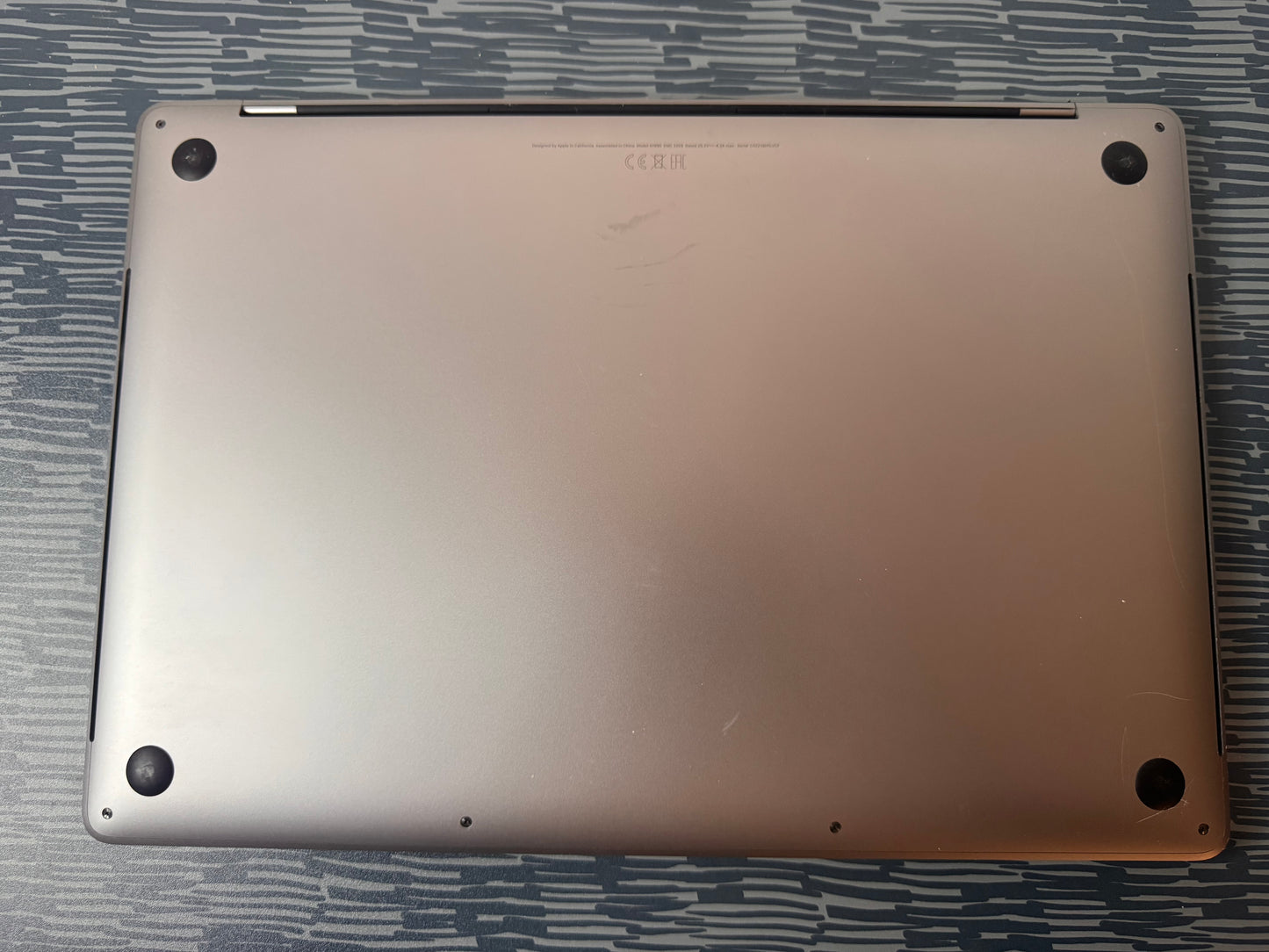 MacBook Pro (2019) [15,4", Retina, Touch Bar, Intel Core i7 2,6GHz, 16GB RAM, 256GB SSD, Intel UHD Graphics 630, AMD Radeon Pro 555X, Mac OS X] grigio