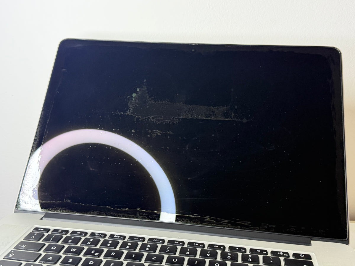 MacBook Pro (Mid 2015) [15,4", Intel Core i7 2,2GHz, 16GB RAM, 256GB SSD, Intel Iris Pro 1536, macOS] argento