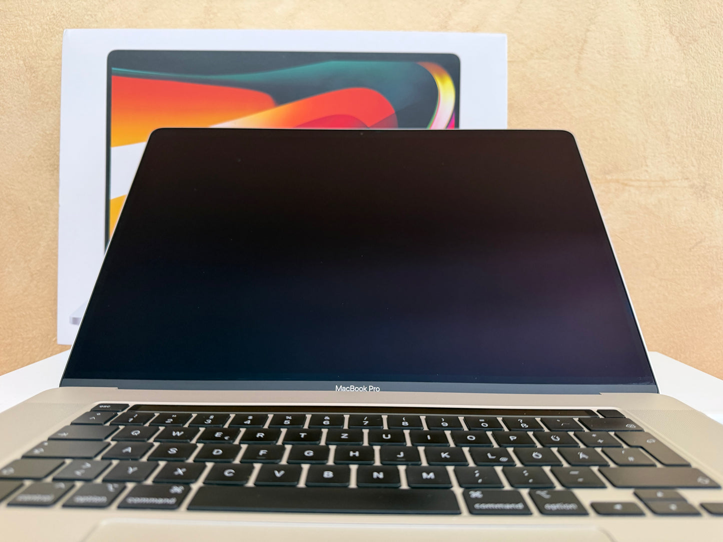 MacBook Pro (2019) [16", Touch Bar, Intel Core i7 2,6GHz, 16GB RAM, 512GB SSD, Intel UHD Graphics 630 + AMD Radeon Pro 5300M, Mac OS] argento