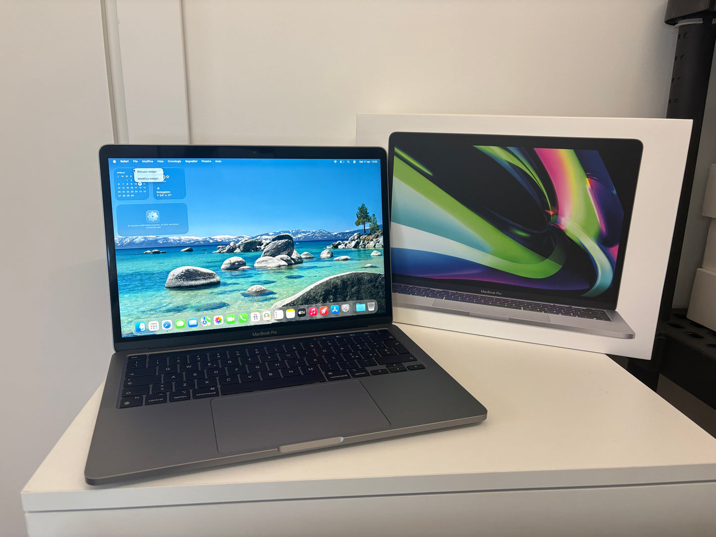 MacBook Pro (Mid 2022) [13,3", Liquid Retina, Touch Bar, Apple M2 8-Core 3,2GHz, 8GB RAM, 256GB SSD, Apple 10-Core, macOS] Grigio