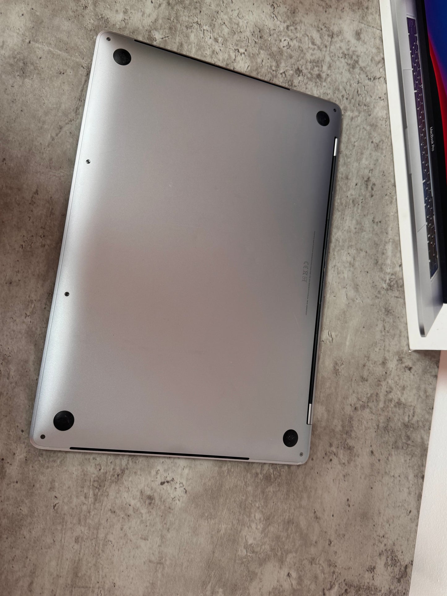 MacBook Pro (Mid 2018) [15,4", Touch Bar, Intel Core i7 2,2GHz, 16GB RAM, 256GB SSD, AMD Radeon Pro 555X, macOS] grigio