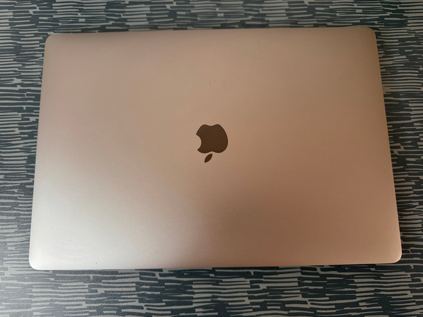 MacBook Pro (2019) [15,4", Retina, Touch Bar, Intel Core i7 2,6GHz, 16GB RAM, 256GB SSD, Intel UHD Graphics 630, AMD Radeon Pro 555X, Mac OS X] grigio