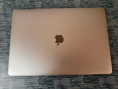 MacBook Pro (2019) [15,4", Retina, Touch Bar, Intel Core i7 2,6GHz, 16GB RAM, 256GB SSD, Intel UHD Graphics 630, AMD Radeon Pro 555X, Mac OS X] grigio