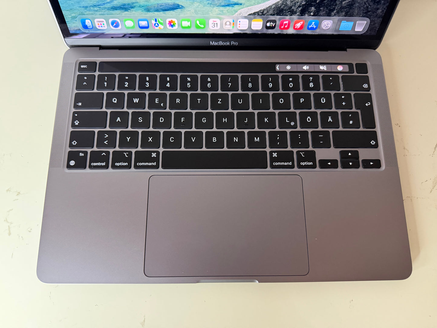 MacBook Pro (2020) M1 [13,3", Touch Bar, Apple M1 3,2GHz, 16GB RAM, 256GB SSD, Apple 8-Core, macOS] Grigio