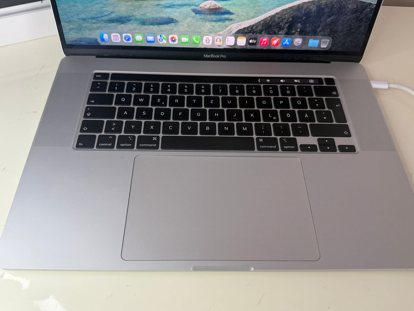 MacBook Pro (2019) [16", Touch Bar, Intel Core i9 2, 3GHz, 16GB RAM, 1TB SSD, AMD Radeon Pro 5500M, Mac OS X] argento
