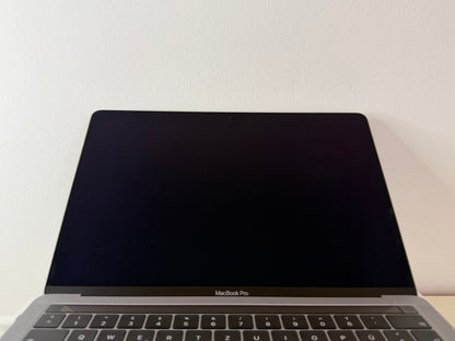 MacBook Pro (2018) [13,3", Touch Bar, Intel Core i7 2,7GHz, 16GB RAM, 256GB SSD, Intel Iris Graphics 655, macOS] Grigio
