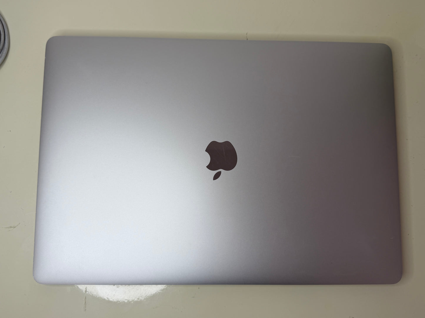 MacBook Pro (2019) [15,4", Intel Core i9 2,4GHz, 32GB RAM, 1TB SSD, Radeon Pro Vega 20, macOS] argento