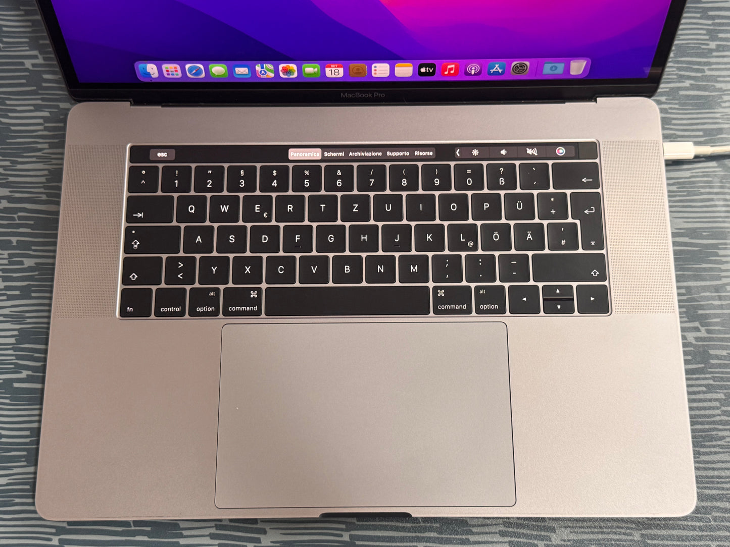 MacBook Pro (2016) [15,4", Touch Bar, Intel Core i7 2,6GHz, 16GB RAM, 512GB SSD, AMD Radeon Pro 455, macOS] grigio