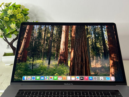 MacBook Pro (2019) [15,4", Touch Bar, Intel Core i9 2,4GHz, 32GB RAM, 512GB SSD, Intel UHD Graphics 630, Mac OS X] Grigio