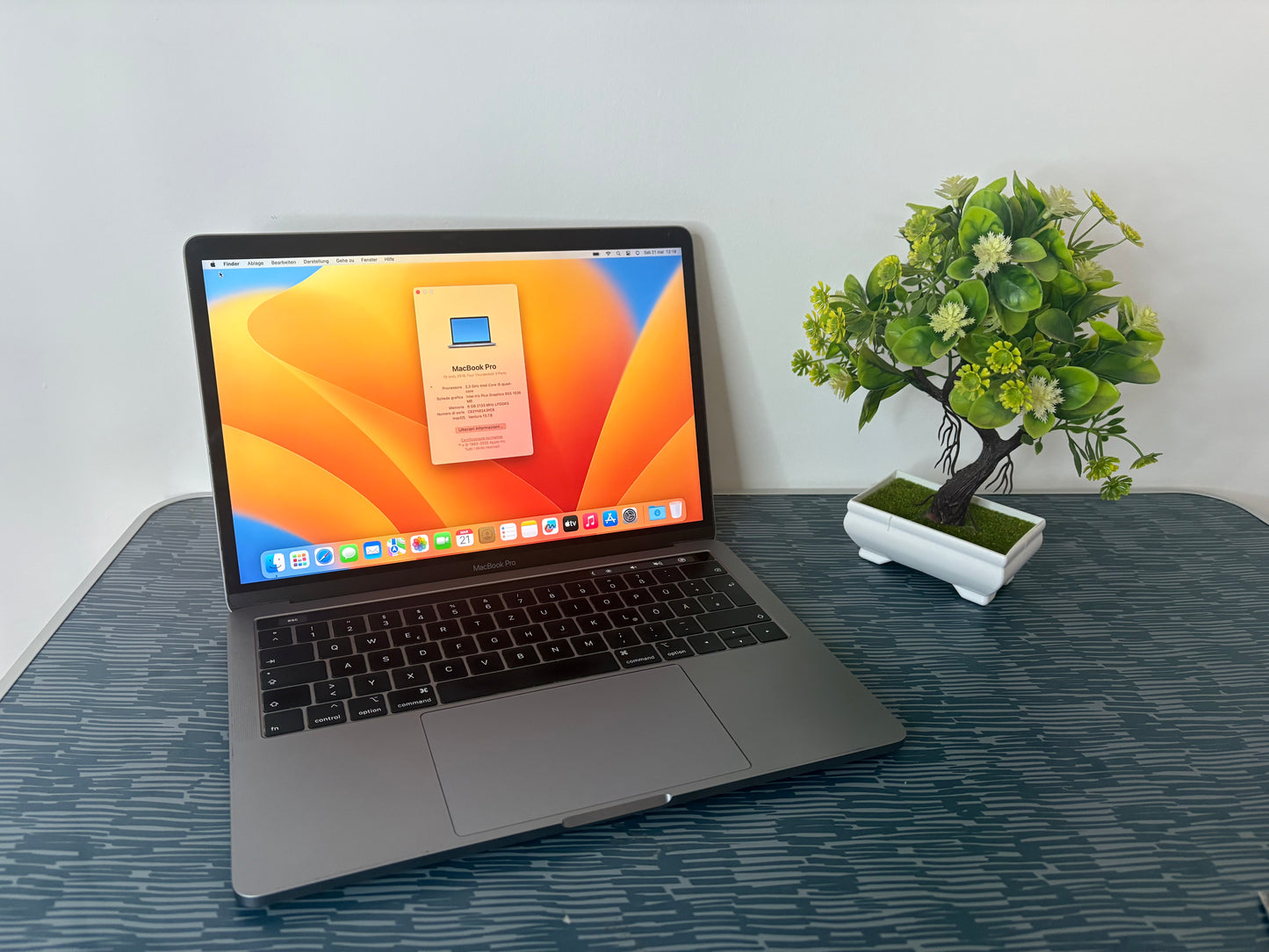 MacBook Pro (Mid 2018) [13,3", Touch Bar, Intel Core i5 2,3GHz, 8GB RAM, 256GB SSD, Intel Iris Plus Graphics 655, macOS] Grigio