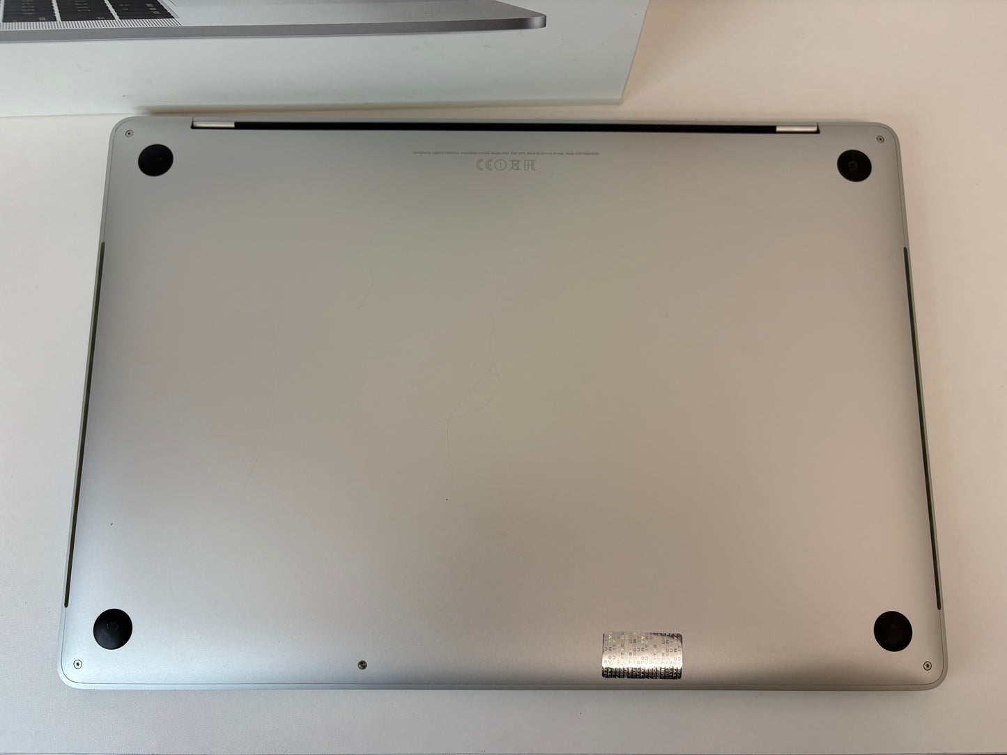 Apple MacBook Pro (2016) [15,4", Retina, Touch Bar, Intel Core i7 2,6GHz, 16GB RAM, 256GB SSD, Intel HD Graphics 530 + AMD Radeon Pro 450, macOS] argento