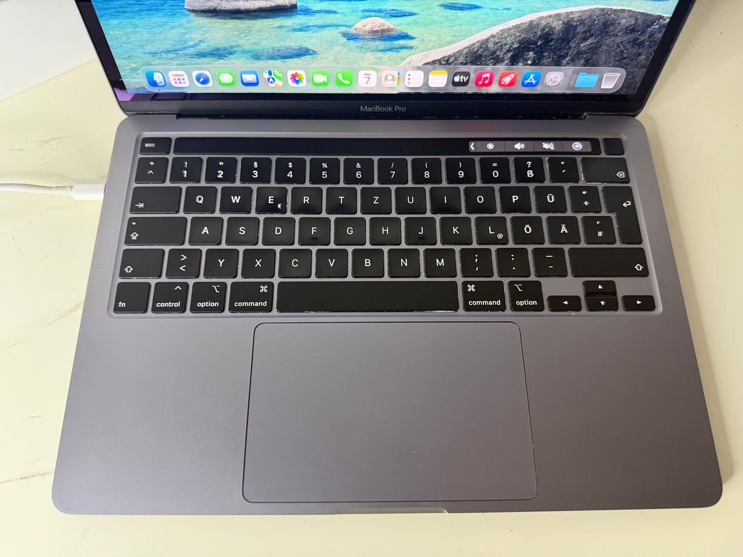 MacBook Pro (2020) [13,3", Touch Bar, Intel Core i5 2,0GHz, 16GB RAM, 1TB SSD, Intel Iris Plus Graphics, macOS] grigio