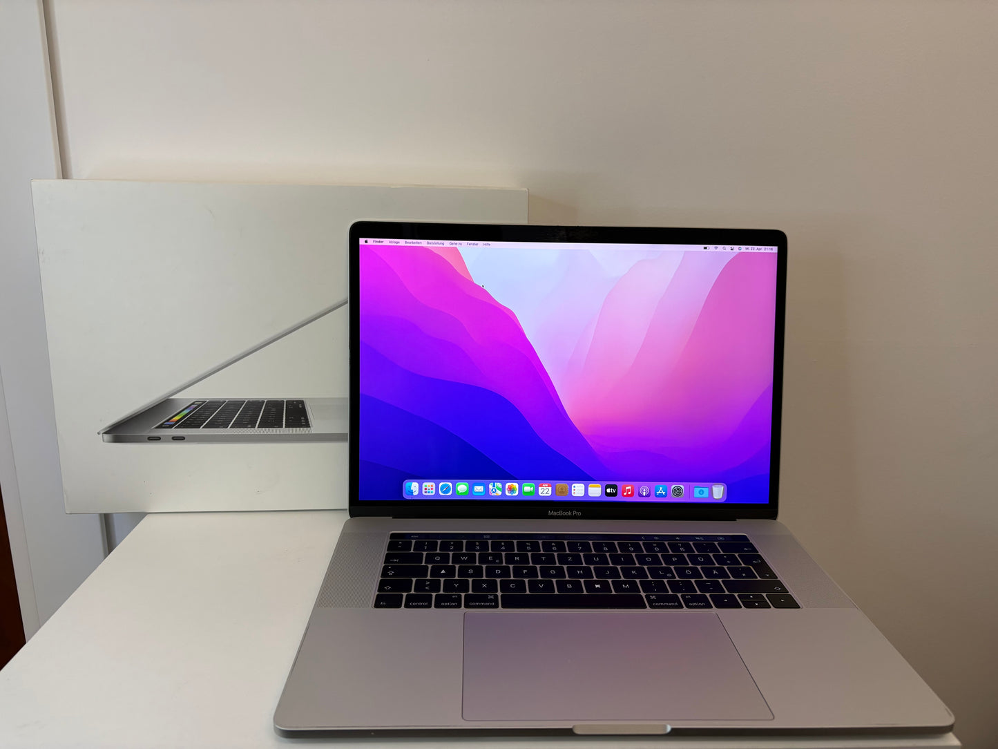 Apple MacBook Pro (2016) [15,4", Retina, Touch Bar, Intel Core i7 2,6GHz, 16GB RAM, 256GB SSD, Intel HD Graphics 530 + AMD Radeon Pro 450, macOS] argento