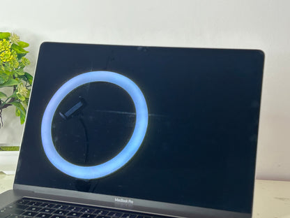MacBook Pro (2018) [15,4", Touch Bar, Intel Core i9 2,9GHz, 32GB RAM, 512GB SSD, Intel UHD Graphics 630, macOS] grigio