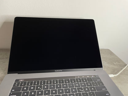 MacBook Pro (2017) [15,4", Touch Bar, Intel Core i7 2,8GHz, 16GB RAM, 256GB SSD, Intel HD Graphics 630 + AMD Radeon Pro 555, macOS] grigio