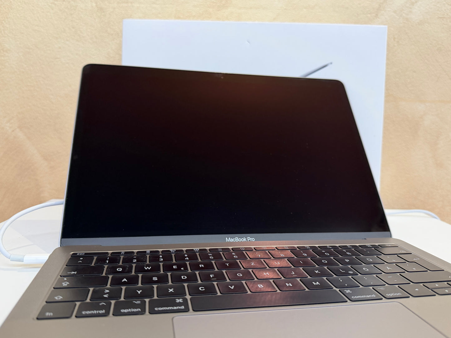 MacBook Pro (2017) [13,3", Intel Core i5 2,3GHz, 8GB RAM, 256GB SSD, Intel Iris Plus Graphics 640, macOS] Grigio