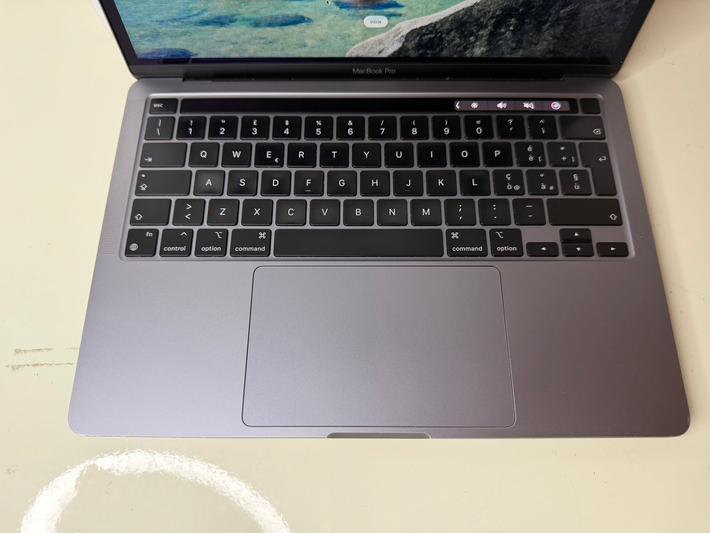 MacBook Pro (2020) M1 [13,3", Touch Bar, Apple M1 3,2GHz, 8GB RAM, 256GB SSD, Apple 8 Core, macOS] Grigio