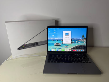 MacBook Pro (2020) [13,3", Touch Bar, Intel Core i5 2,0GHz, 16GB RAM, 1TB SSD, Intel Iris Plus Graphics, macOS] grigio
