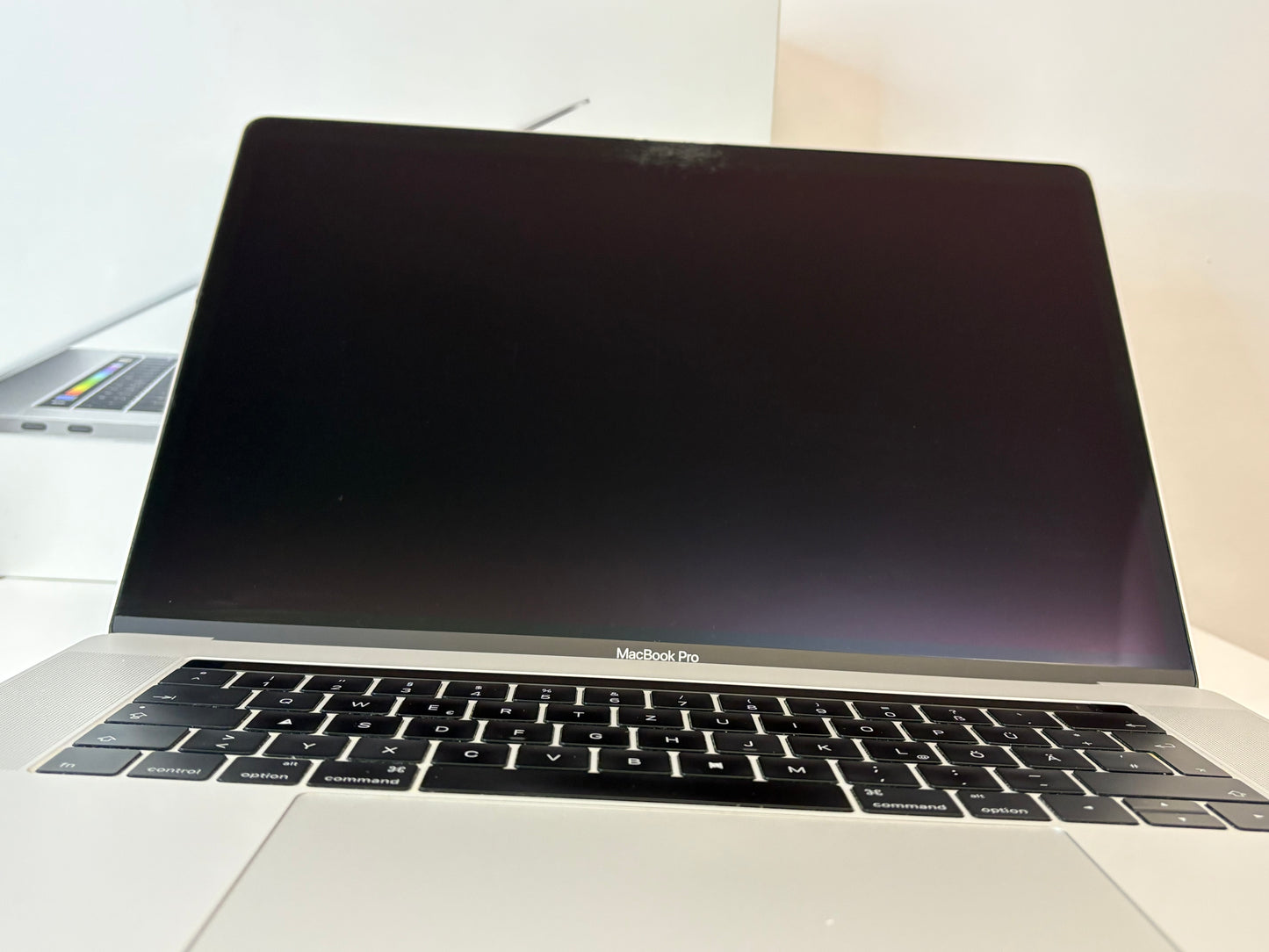 Apple MacBook Pro (2016) [15,4", Retina, Touch Bar, Intel Core i7 2,6GHz, 16GB RAM, 256GB SSD, Intel HD Graphics 530 + AMD Radeon Pro 450, macOS] argento