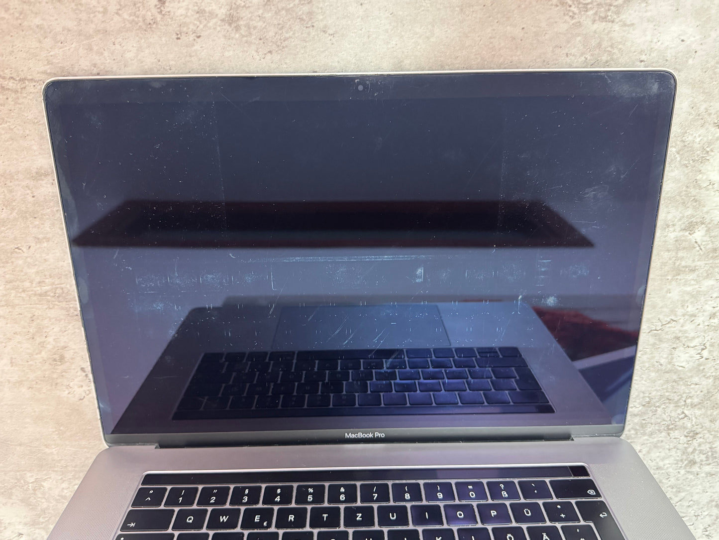 MacBook Pro (Mid 2018) [15,4", Touch Bar, Intel Core i7 2,2GHz, 16GB RAM, 256GB SSD, AMD Radeon Pro 555X, macOS] grigio