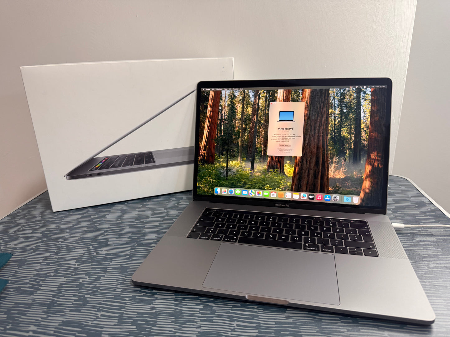 MacBook Pro (Mid 2018) [15,4", Touch Bar, Intel Core i7 2,2GHz, 16GB RAM, 512GB SSD, AMD Radeon Pro 555X, macOS] grigio