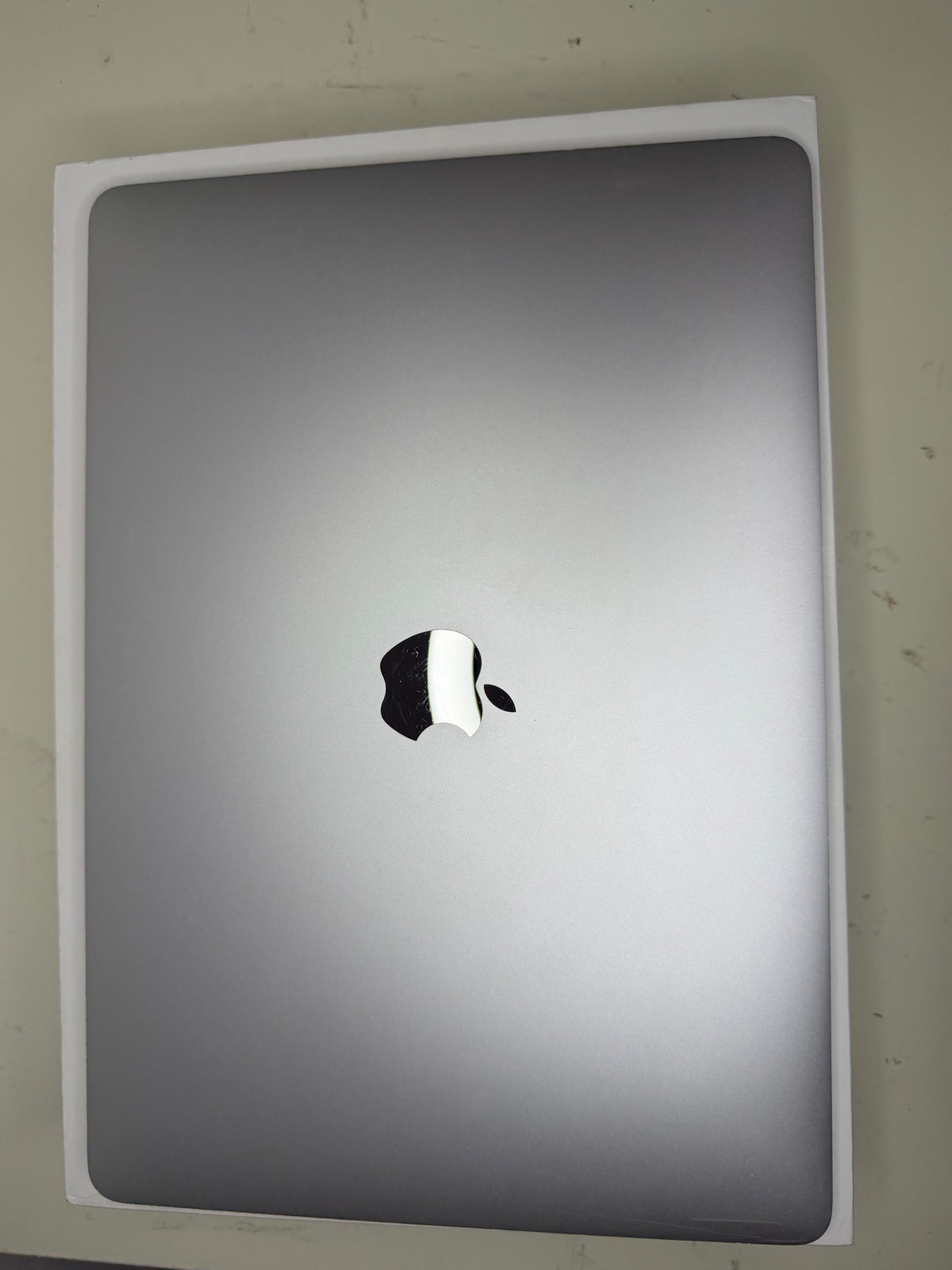 MacBook Pro (Late 2016) [13,3", Intel Core i5 2,9GHz, 8GB RAM, 256GB SSD, Intel Iris Graphics 540, macOS] argento