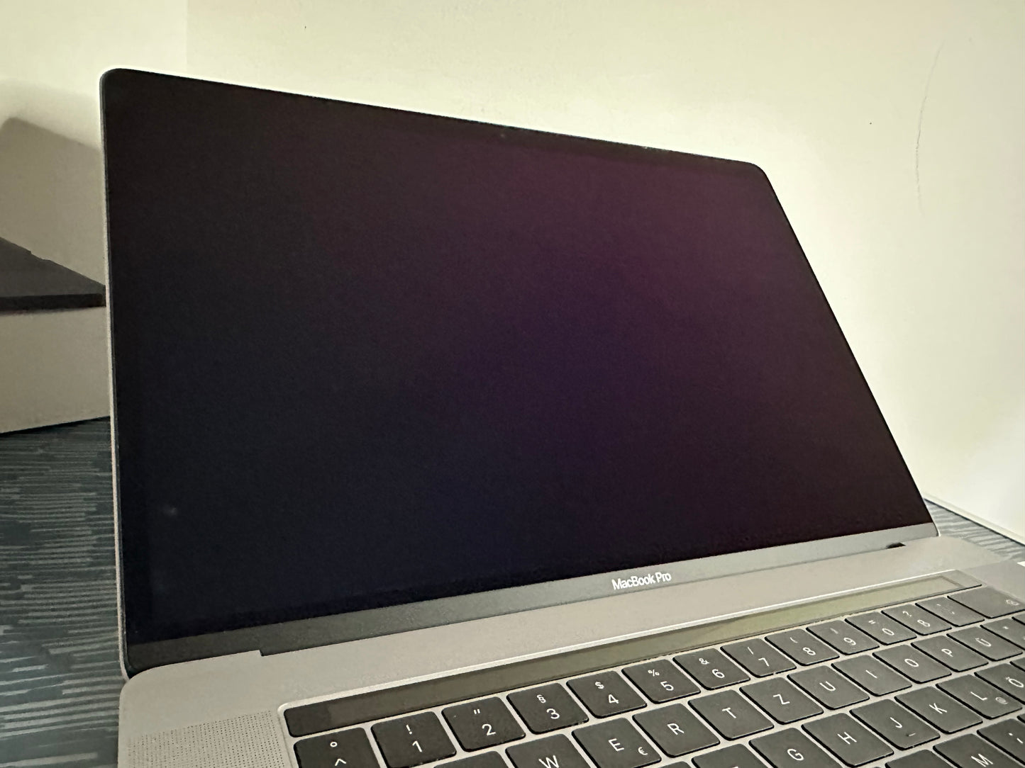 MacBook Pro (2019) [15,4", Retina, Touch Bar, Intel Core i7 2,6GHz, 16GB RAM, 512GB SSD, Intel UHD Graphics 630, AMD Radeon Pro 555X, Mac OS X] grigio