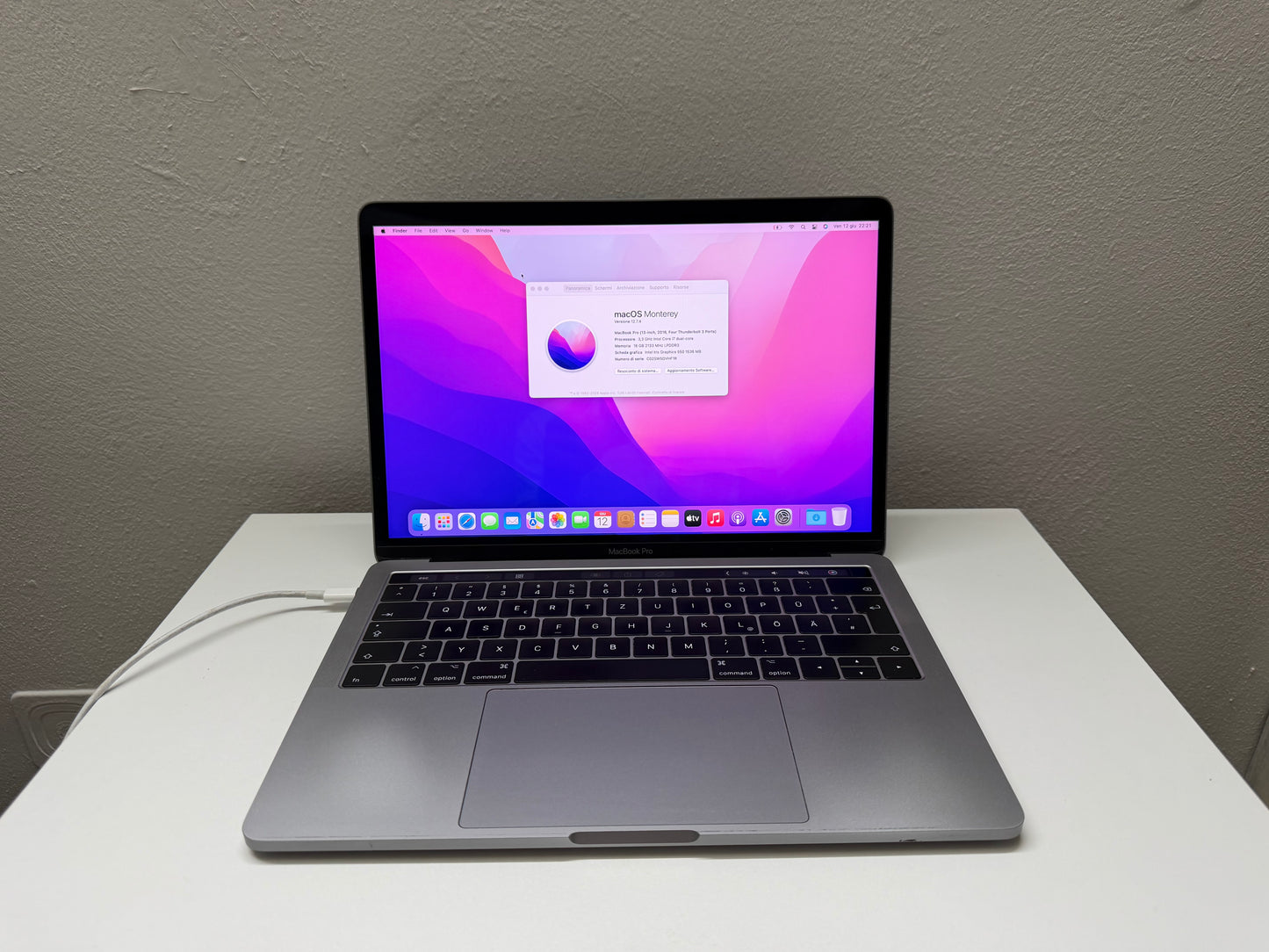 MacBook Pro (2016) [15,4", Touch Bar, Intel Core i7 2,6GHz, 16GB RAM, 512GB SSD, AMD Radeon Pro, macOS] Grigio
