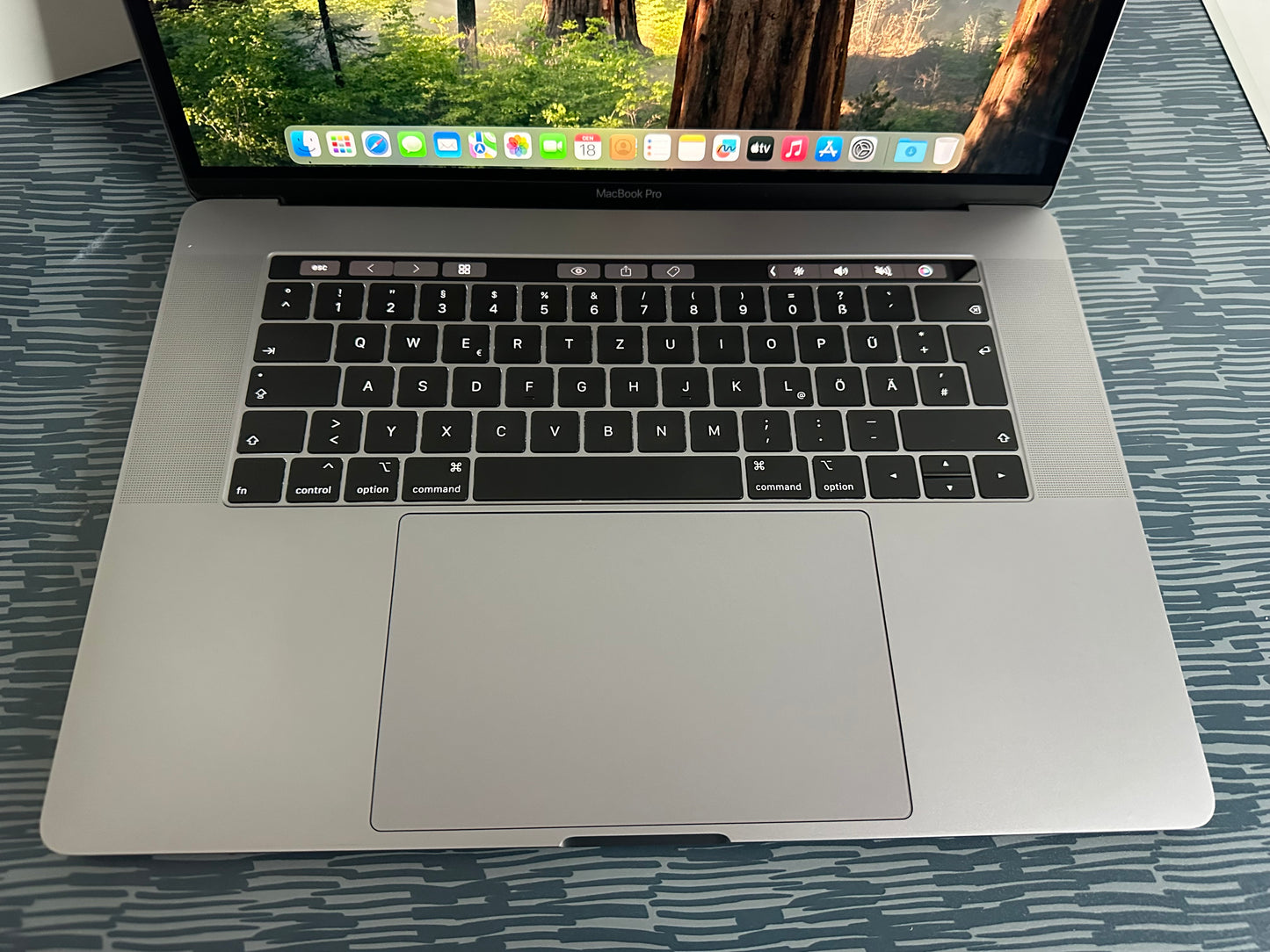 MacBook Pro (Mid 2018) [15,4", Touch Bar, Intel Core i7 2,2GHz, 16GB RAM, 512GB SSD, AMD Radeon Pro 555X, macOS] grigio
