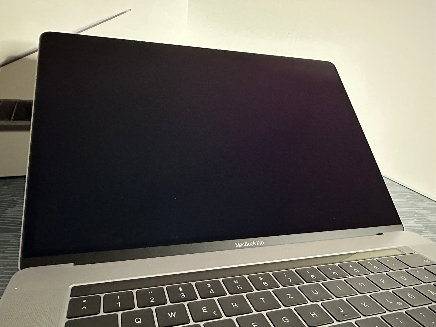 MacBook Pro (Mid 2018) [15,4", Touch Bar, Intel Core i7 2,2GHz, 16GB RAM, 512GB SSD, AMD Radeon Pro 555X, macOS] grigio