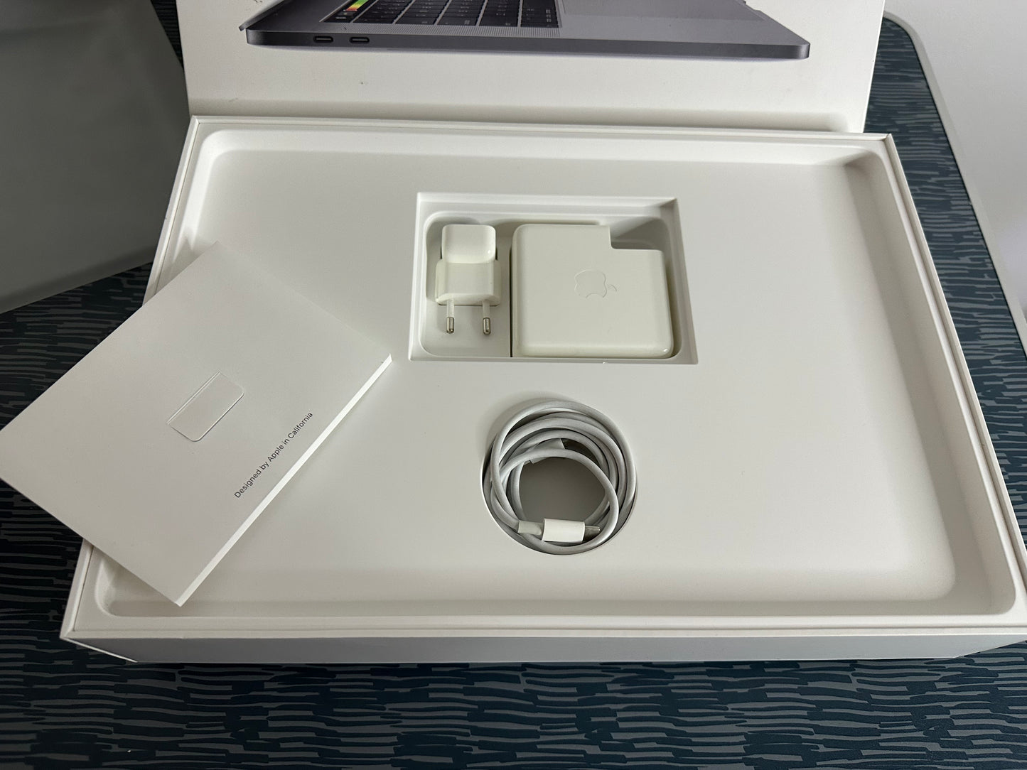 MacBook Pro (2019) [15,4", Retina, Touch Bar, Intel Core i7 2,6GHz, 16GB RAM, 512GB SSD, Intel UHD Graphics 630, AMD Radeon Pro 555X, Mac OS X] grigio