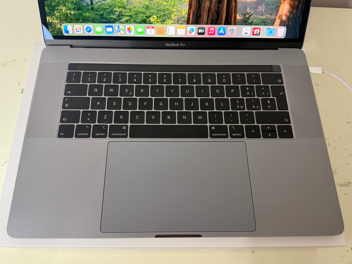 MacBook Pro (2019) [15,4", Touch Bar, Intel Core i9 2,3GHz, 16GB RAM, 512GB SSD, Intel UHD Graphics 630, Mac OS X] Grigio
