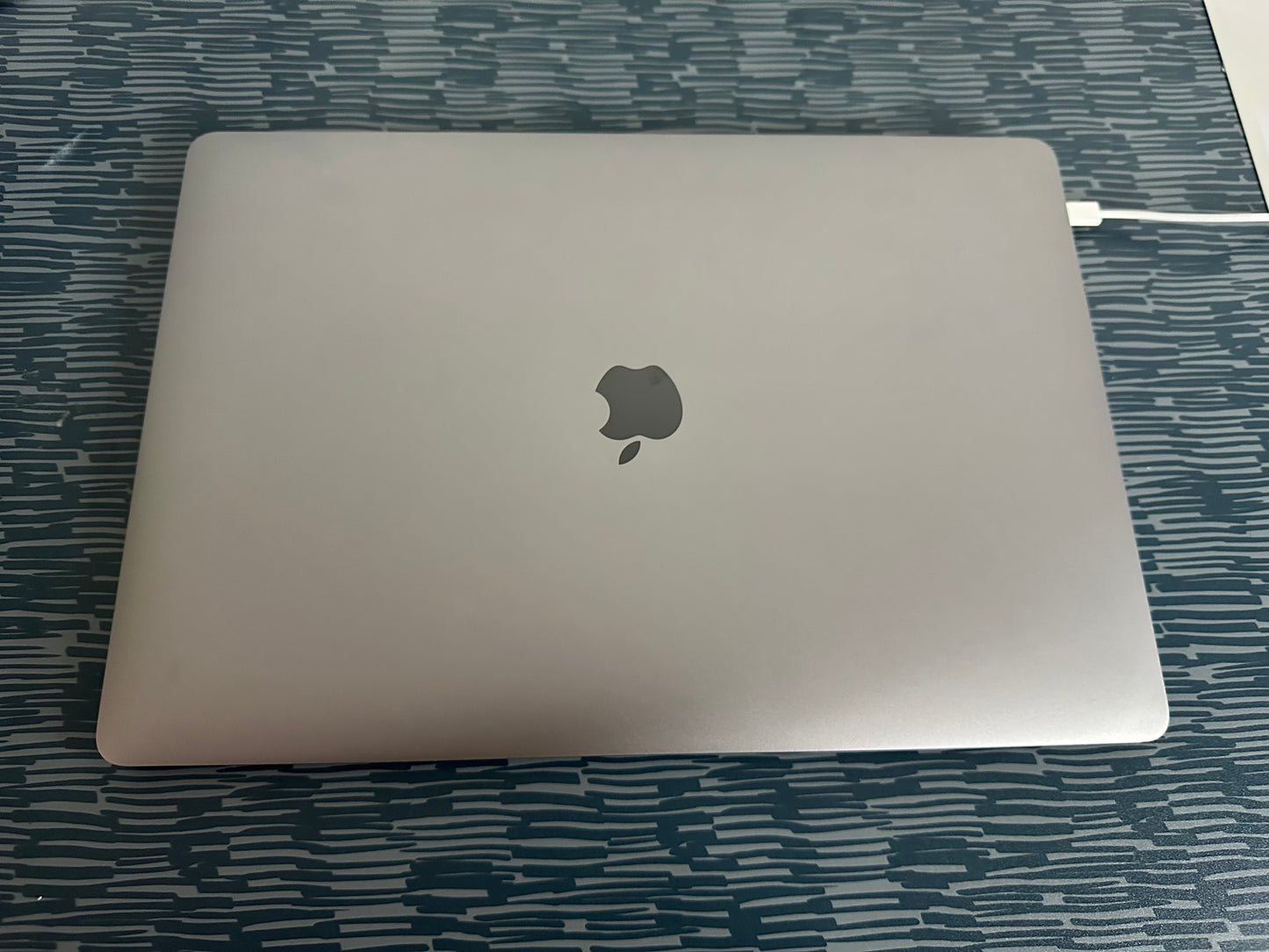 MacBook Pro (2019) [15,4", Retina, Touch Bar, Intel Core i7 2,6GHz, 16GB RAM, 512GB SSD, Intel UHD Graphics 630, AMD Radeon Pro 555X, Mac OS X] grigio