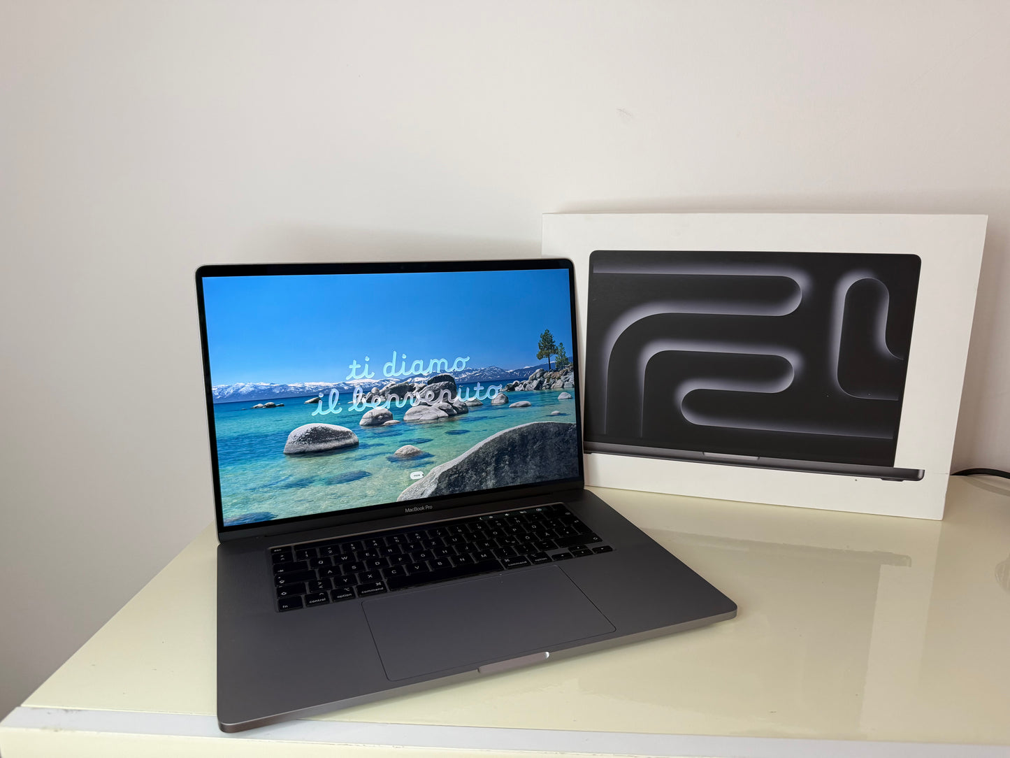 MacBook Pro (2019) [16", Touch Bar, Intel Core i9 4GHz, 32GB RAM, 2TB SSD, AMD Radeon Pro 5500M, macOS] grigio