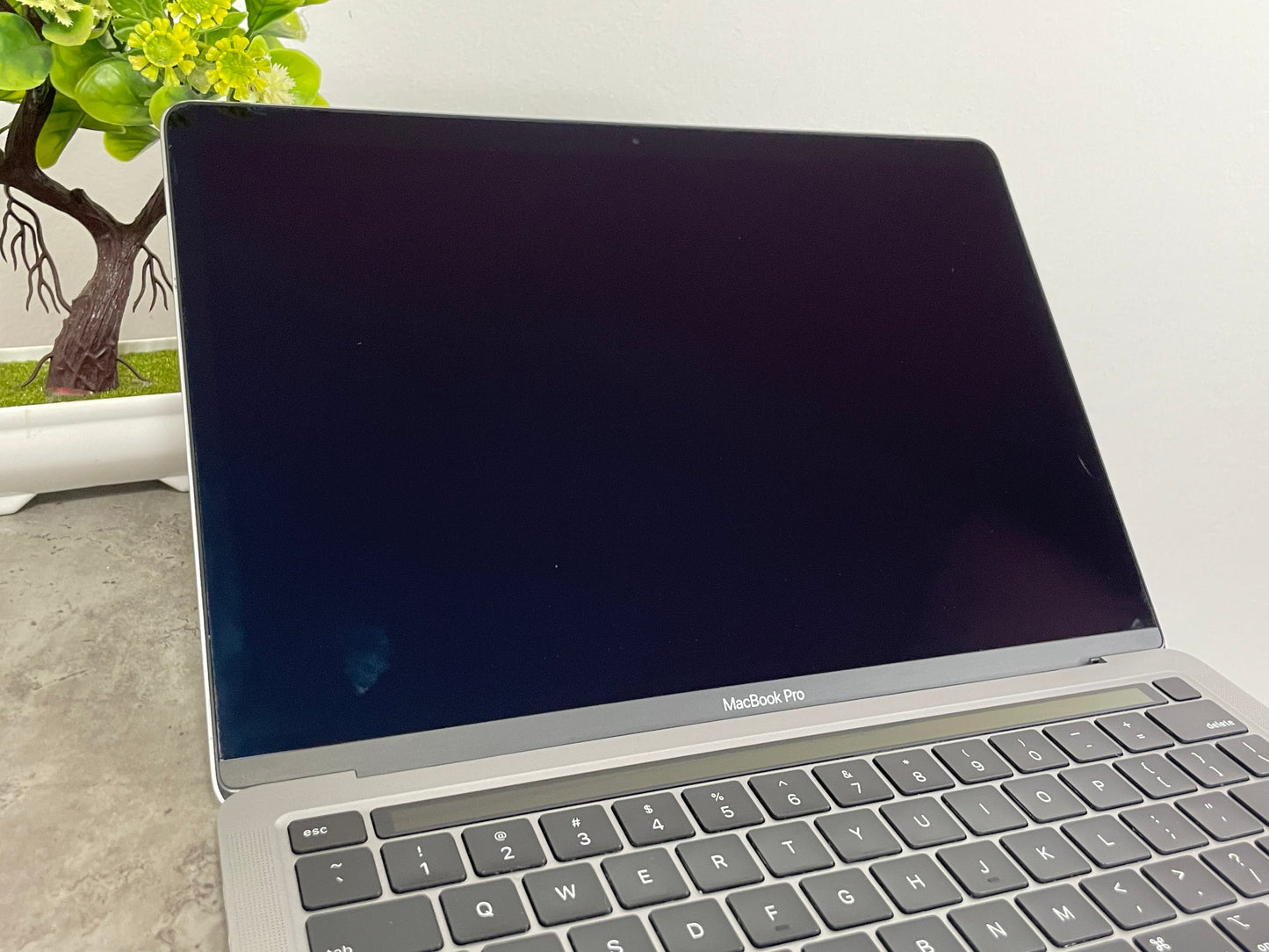 MacBook Pro (2020) M1 [13,3", Touch Bar, Apple M1 3,2GHz, 16GB RAM, 512GB SSD, Apple 8 Core, macOS] Grigio