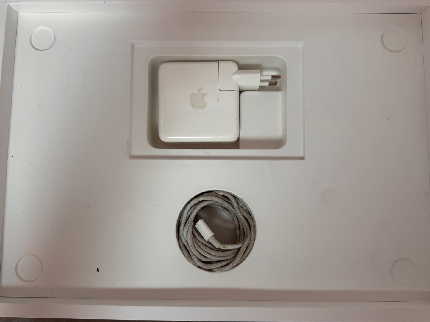 MacBook Pro (Mid 2018) [15,4", Touch Bar, Intel Core i7 2,2GHz, 16GB RAM, 256GB SSD, AMD Radeon Pro 555X, macOS] grigio
