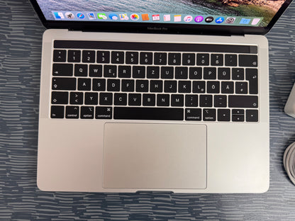 MacBook Pro (2019) [13,3", Touch Bar, Intel Core i5 1,4GHz, 8GB RAM, 128GB SSD, Intel Iris Plus Graphics 645, Mac OS X] argento