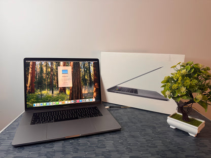 MacBook Pro (2019) [15,4", Retina, Touch Bar, Intel Core i7 2,6GHz, 16GB RAM, 256GB SSD, Intel UHD Graphics 630, AMD Radeon Pro 555X, Mac OS X] grigio