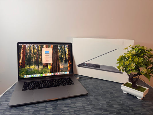 MacBook Pro (2019) [15,4", Retina, Touch Bar, Intel Core i7 2,6GHz, 16GB RAM, 256GB SSD, Intel UHD Graphics 630, AMD Radeon Pro 555X, Mac OS X] grigio