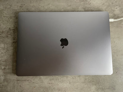 MacBook Pro (2017) [15,4", Touch Bar, Intel Core i7 2,8GHz, 16GB RAM, 256GB SSD, Intel HD Graphics 630 + AMD Radeon Pro 555, macOS] grigio
