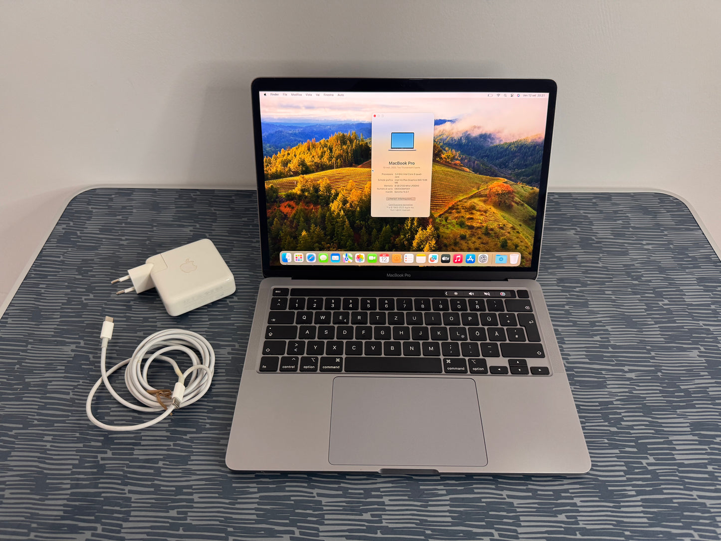 MacBook Pro (2020) [13,3", Touch Bar, Intel Core i5 1,4GHz, 8GB RAM, 256GB SSD, Intel Iris Plus Graphics645, macOS] argento