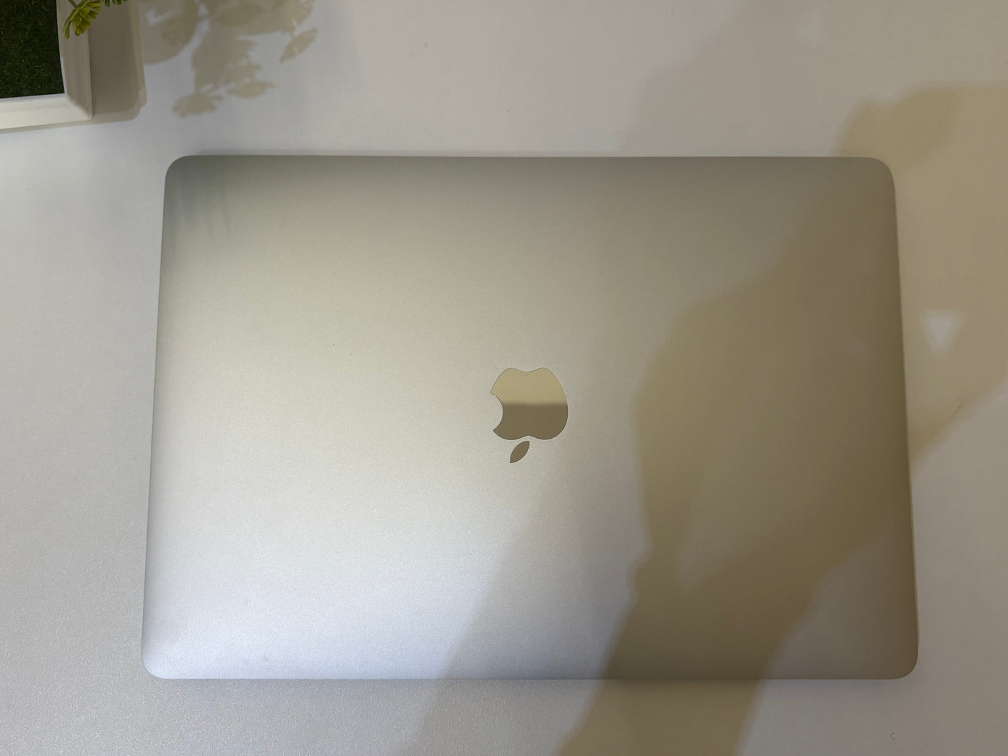 MacBook Pro (2019) [13,3", Touch Bar, Intel Core i5 2,4GHz, 16GB RAM, 256GB SSD, Intel Iris Plus Graphics 655, Mac OS X] argento