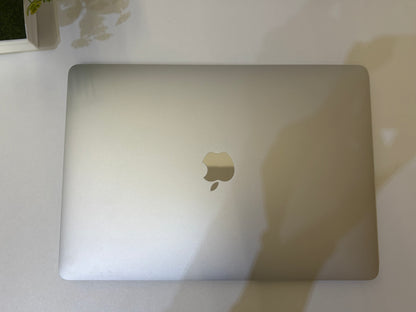 MacBook Pro (2019) [13,3", Touch Bar, Intel Core i5 2,4GHz, 16GB RAM, 256GB SSD, Intel Iris Plus Graphics 655, Mac OS X] argento