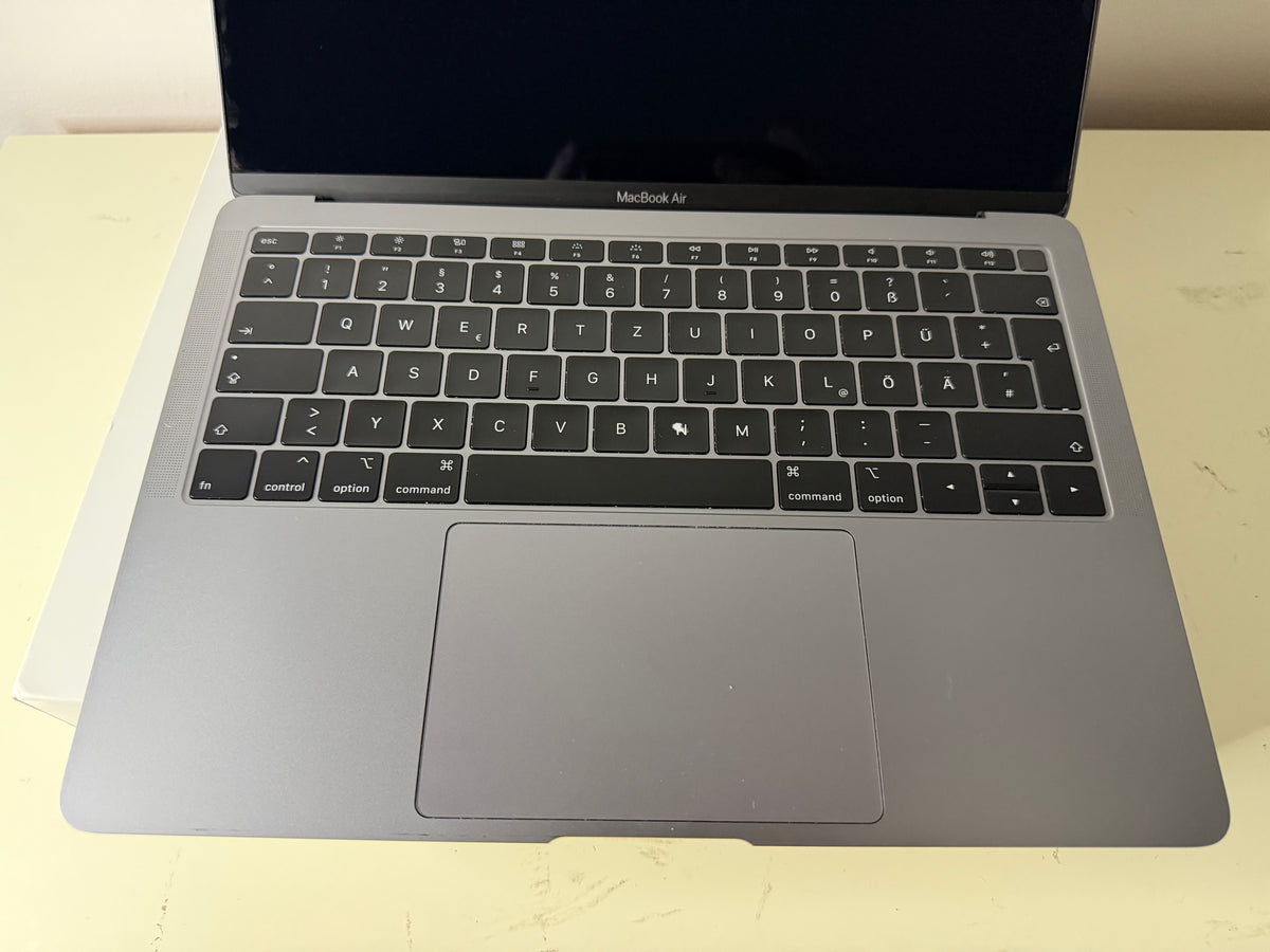 MacBook Air (2018) [13,3", Retina, Intel Core i5 1,6GHz, 8GB RAM, 256GB SSD, Intel UHD Graphics 617, macOS] Grigio